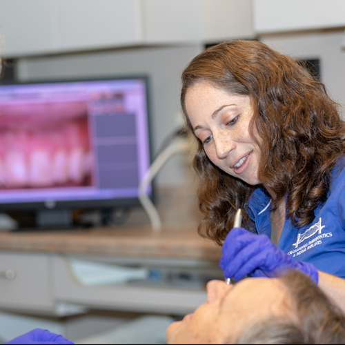 Dr elizabeth treating a patient at dr felts office chattanooga tn chattanooga periodontics dental implants