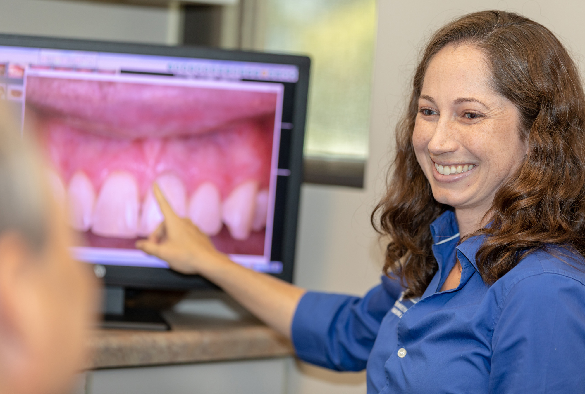 Dr elizabeth treating a patient at dr felts office chattanooga tn chattanooga periodontics dental implants