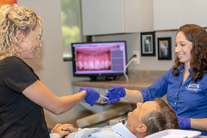 Dr elizabeth treating a patient at dr felts office chattanooga tn chattanooga periodontics dental implants